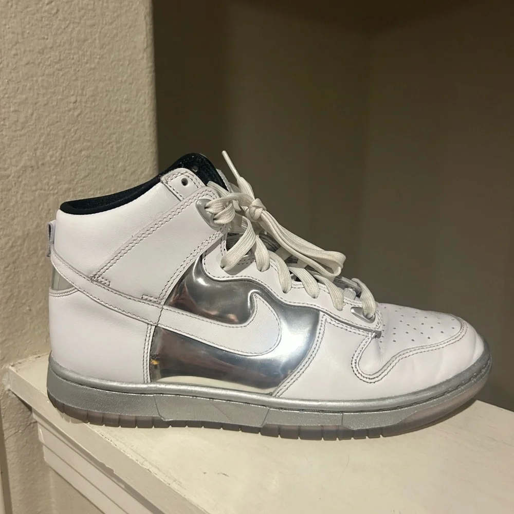 Nike Womens Dunk High SE DX5928-100 White Chrome Basketball Shoes Size 8.5 - Picture 4 of 9